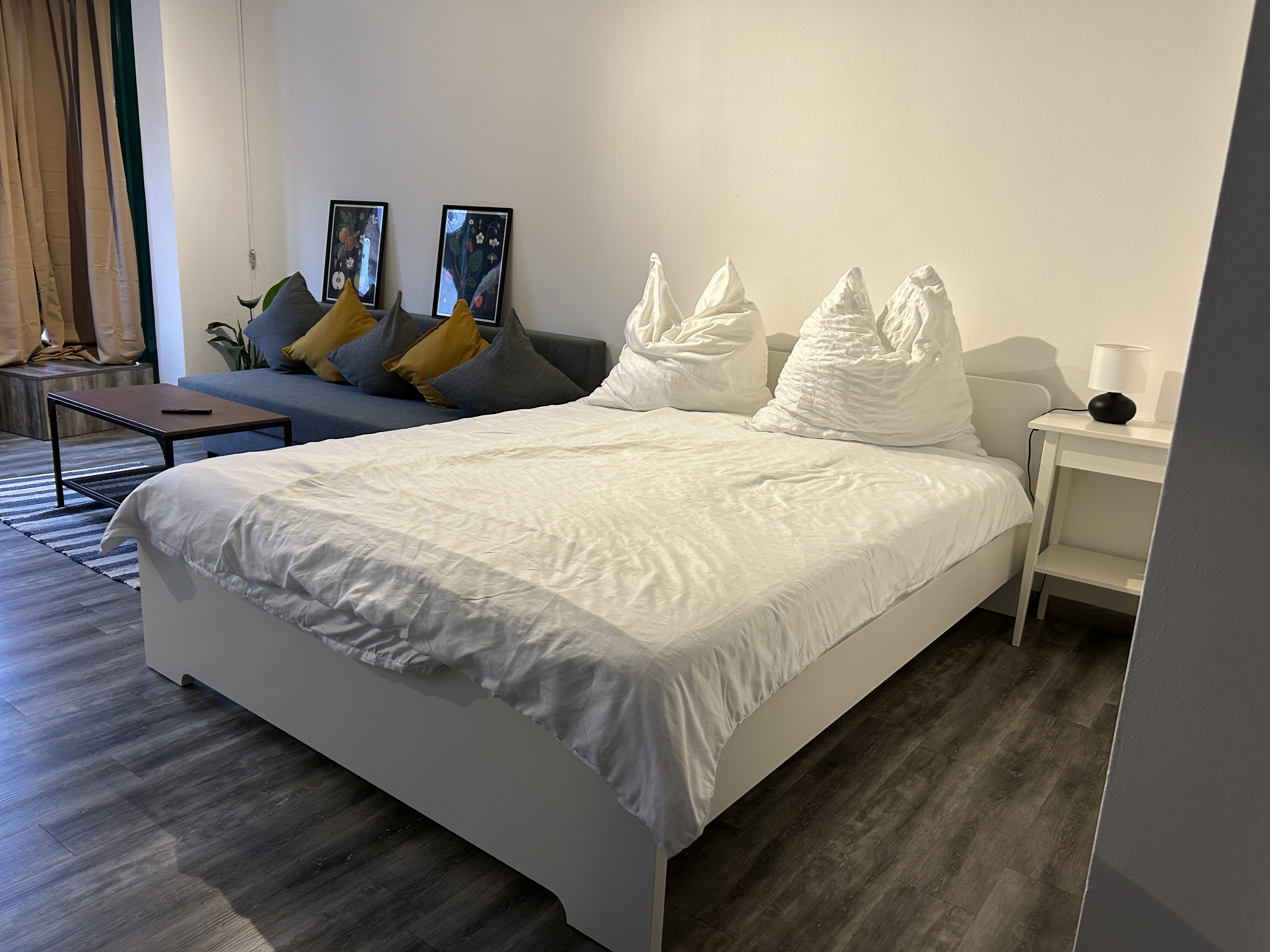 Studio apartment entrance and arrival experience