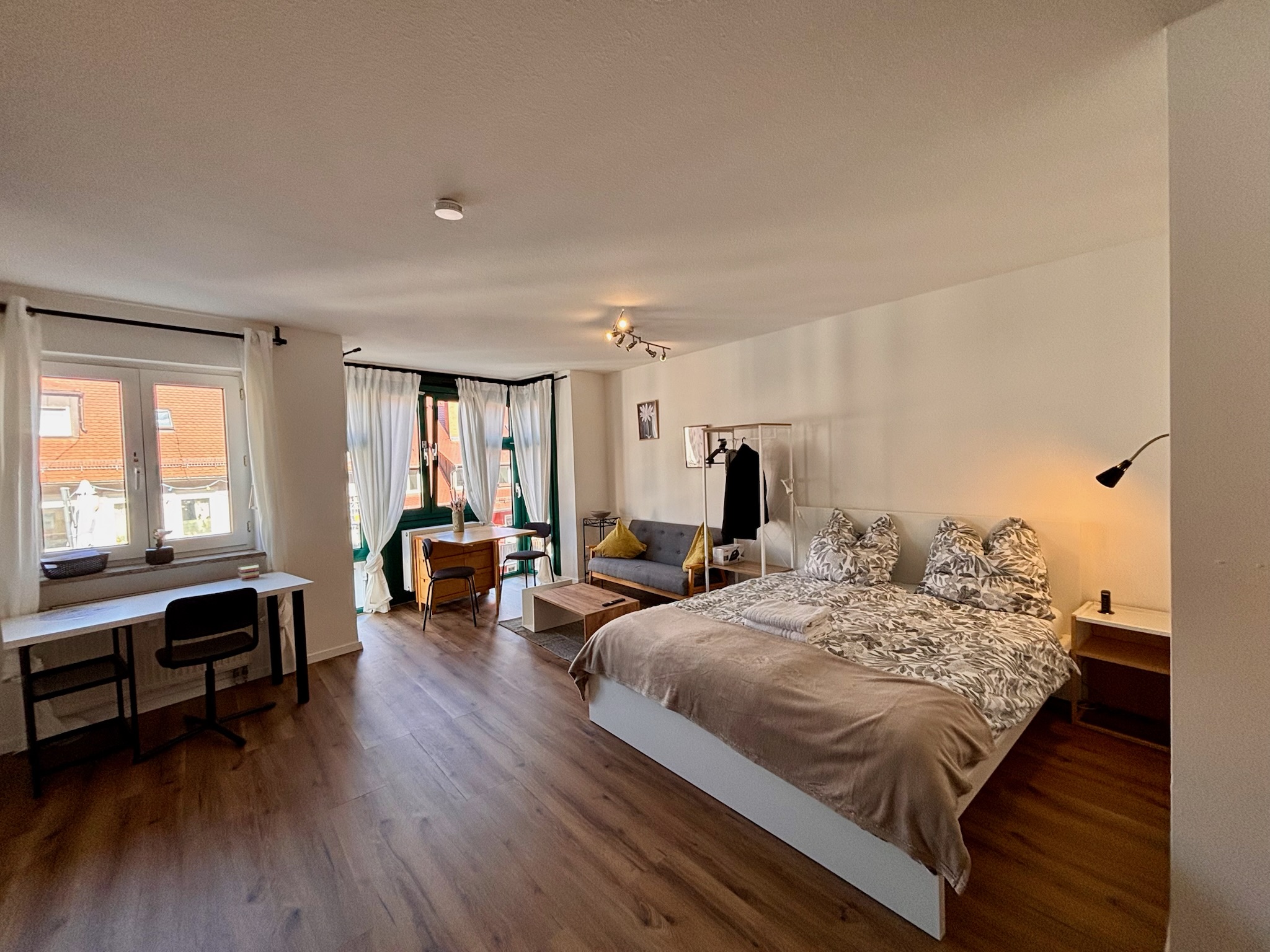 Grand Studio room with desk workspace and windows